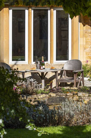 Green Meadow Garden Furniture Pedestal Bistro Table Green Meadow Garden Furniture Pedestal Bistro Table