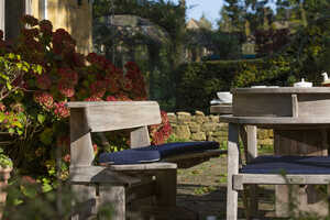 Green Meadow Furniture Oval Table Setting 2000