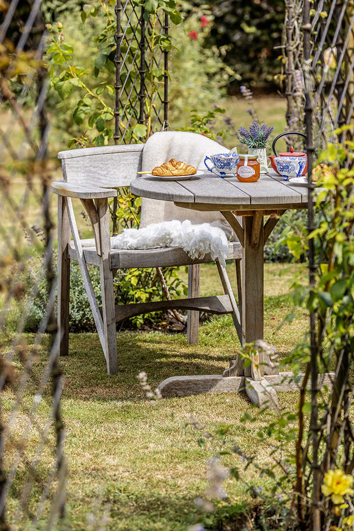 Green Meadow Furniture Round Dining Set