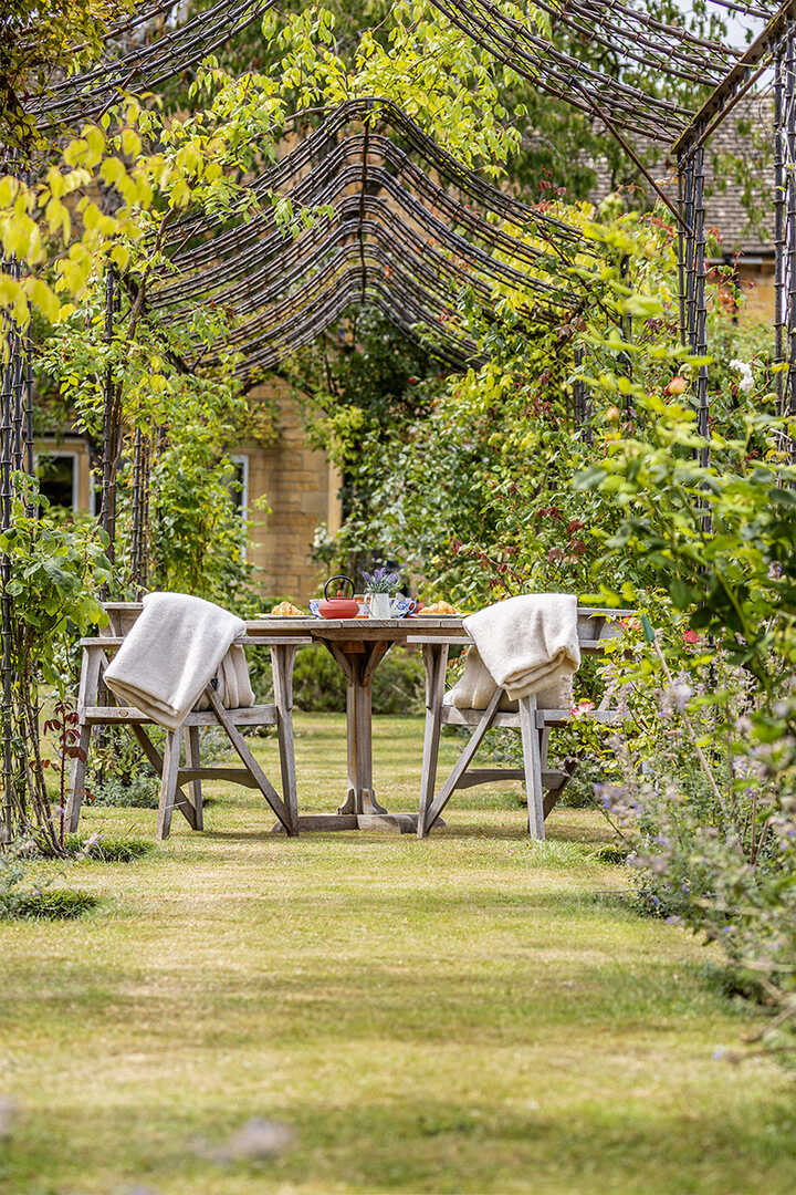 Green Meadow Furniture Round Dining Set